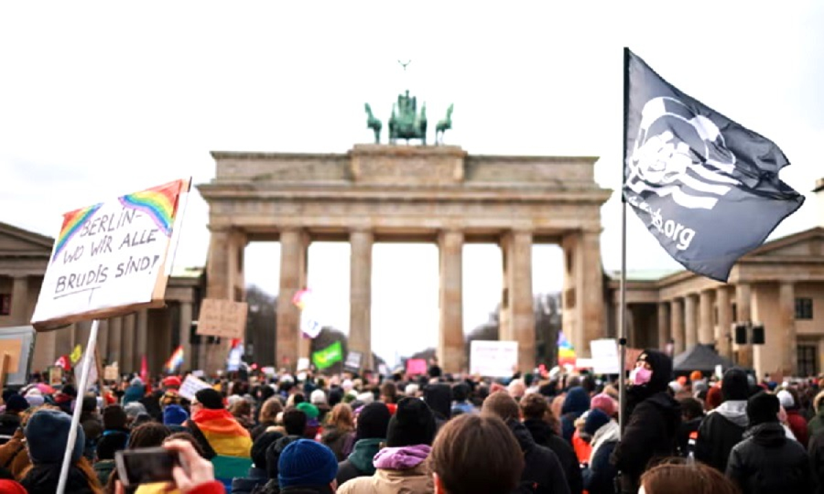 Το AfD «νεκρανασταίνει» τους νεοναζί - Μαζικές διαδηλώσεις στη Γερμανία