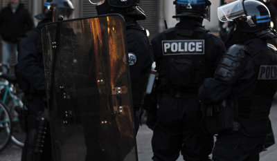 Συναγερμός στο Παρίσι: Άνδρας με μαχαίρι κρατά ομήρους δύο γυναίκες