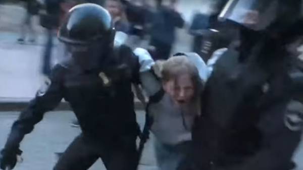 Ρωσία: Οργή για τον αστυνομικό που γρονθοκοπεί διαδηλώτρια (video)