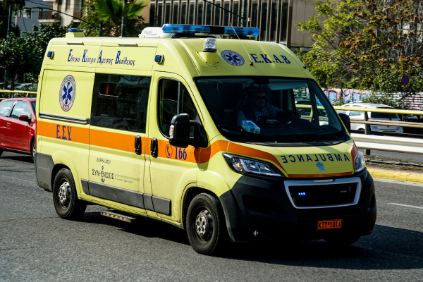 Λεωφόρος Αλεξάνδρας: Αυτοκίνητο «καρφώθηκε» σε κολόνα – Τρεις τραυματίες