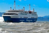 Κακοκαιρία: Μάχη με τα κύματα για το πλοίο «Αχαιός» - Διέκοψε την αποβίβαση και γύρισε Πειραιά πριν επιστρέψει στην Αίγινα