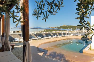 Έφτιαξαν μια παραλία στην ταράτσα ξενοδοχείου στην Αθήνα