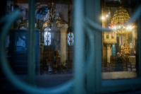 Μυτιλήνη: Ιερέας κοινωνούσε πιστούς ενώ νοσούσε με κορονοϊό