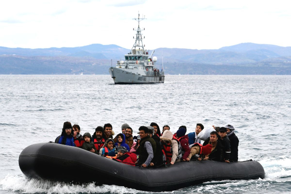 Στην ίδια βάρκα ναυαγοί, πρόσφυγες και άποροι