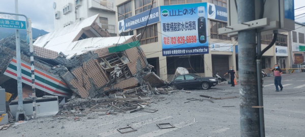 Ταϊβάν: Ισοπεδώθηκαν κτήρια από τον σεισμό 7,2 Ρίχτερ - Συγκλονιστικές εικόνες (Βίντεο)
