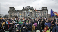 «Είμαστε το τείχος προστασίας»: Χιλιάδες διαδήλωσαν κατά της Ακροδεξιάς στη Γερμανία