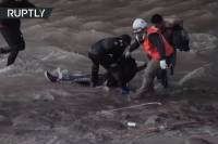 Χιλή: Σοκ με αστυνομικό που πέταξε 16χρονο διαδηλωτή από γέφυρα