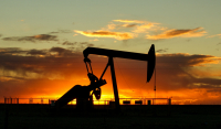 Πετρέλαιο: Σοκ από έλλειψη 3 εκατ. βαρελιών ημερησίως και παγκόσμια επιβράδυνση προβλέπει η IEA