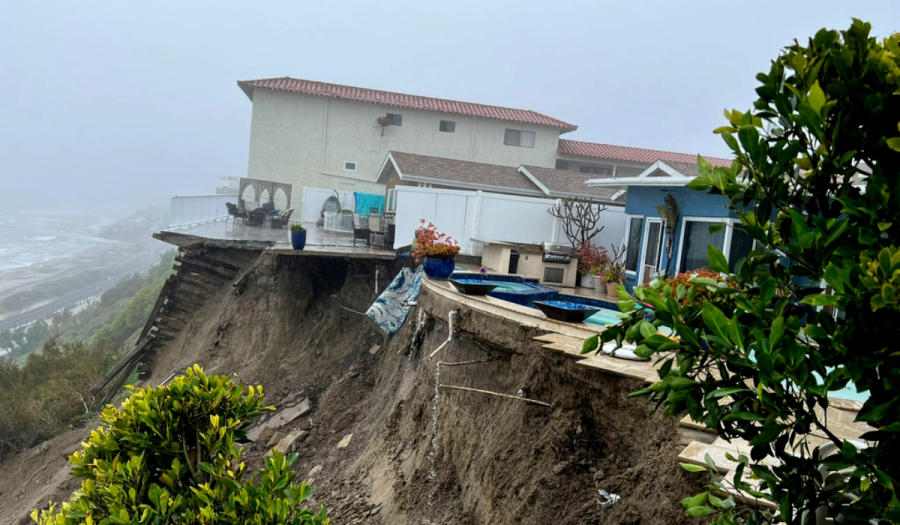 Καλιφόρνια: Σπίτια στο χείλος του γκρεμού μετά από καταστροφική κατολίσθηση