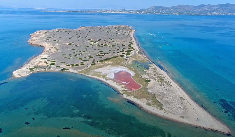 Το άγνωστο νησάκι με την κόκκινη λίμνη και τα μυστηριώδη γράμματα μία ώρα από την Αθήνα