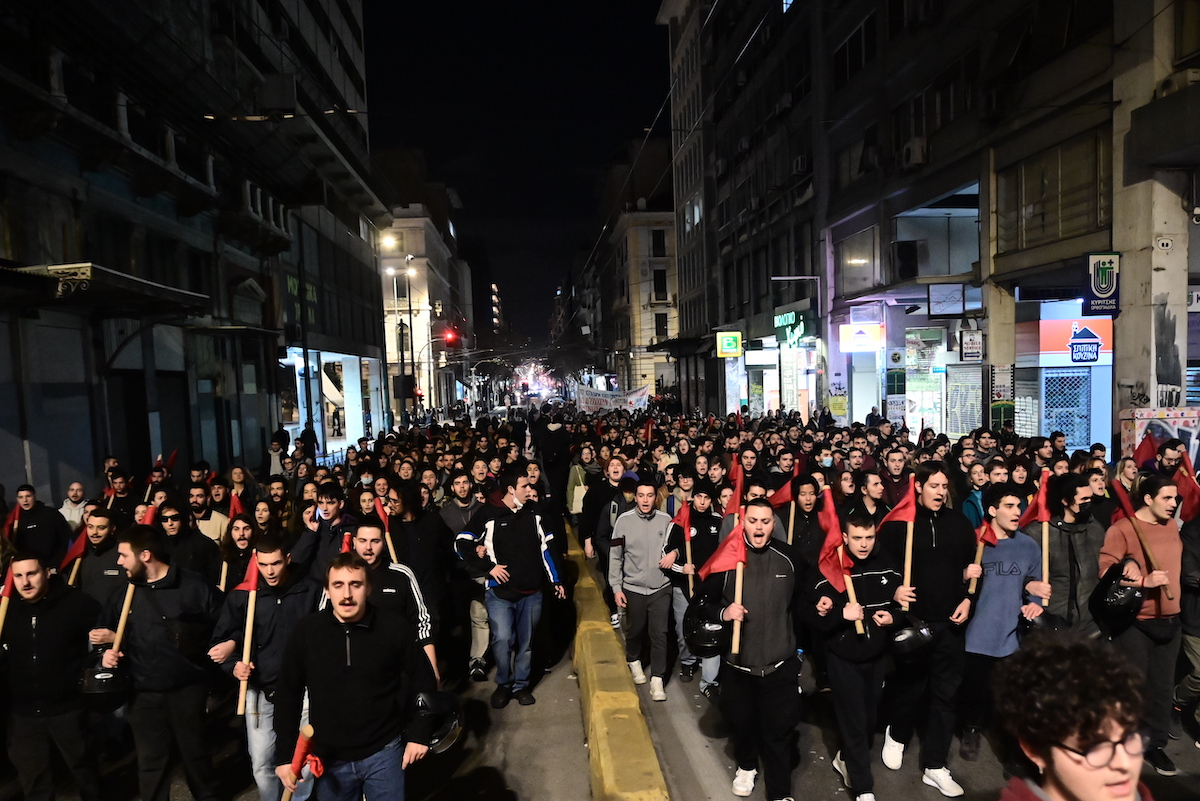 Guardian: Χιλιάδες διαδηλωτές στην Ελλάδα και έντονη κριτική στην κυβέρνηση της ΝΔ
