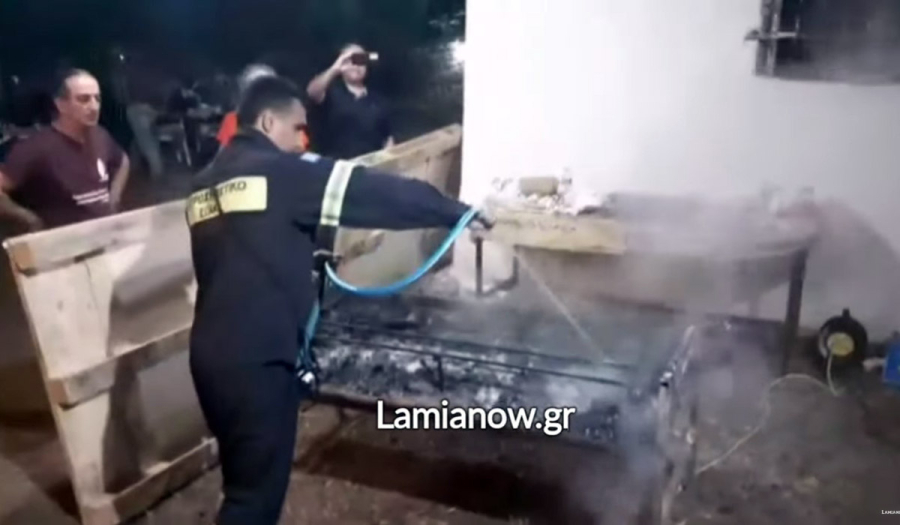Φθιώτιδα: Πυροσβέστης έσβησε… ψησταριά με σουβλάκια μετά από κλήση του προέδρου της Κοινότητας