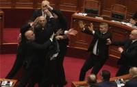 Με αυγά υποδέχθηκαν τον Έντι Ράμα στη Βουλή της Αλβανίας [βίντεο]