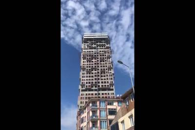 Κωνσταντινούπολη: Ουρανοξύστης ταλαντώνεται επικίνδυνα την ώρα του σεισμού (Βίντεο)