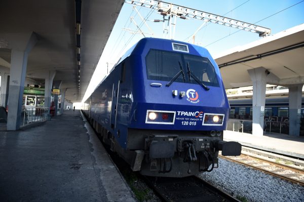 ΟΣΕ το μεγαλείο σου: Το μπουρίνι ακινητοποίησε τρένο στην Κατερίνη