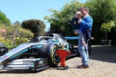 Ο Lewis Hamilton χάρισε τη Mercedes του σε παιδί με σπάνια ασθένεια