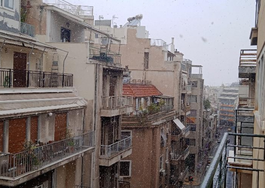 Χιονίζει τώρα στο κέντρο της Αθήνας