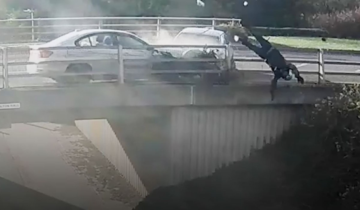 Σοκαριστικό βίντεο: Μοτοσικλετιστής εκτινάσσεται από τη μηχανή και πέφτει από γέφυρα