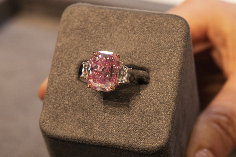 Η τιμή-ρεκόρ που πουλήθηκε το πιο ακριβό ροζ διαμάντι μέσα σε δύο λεπτά