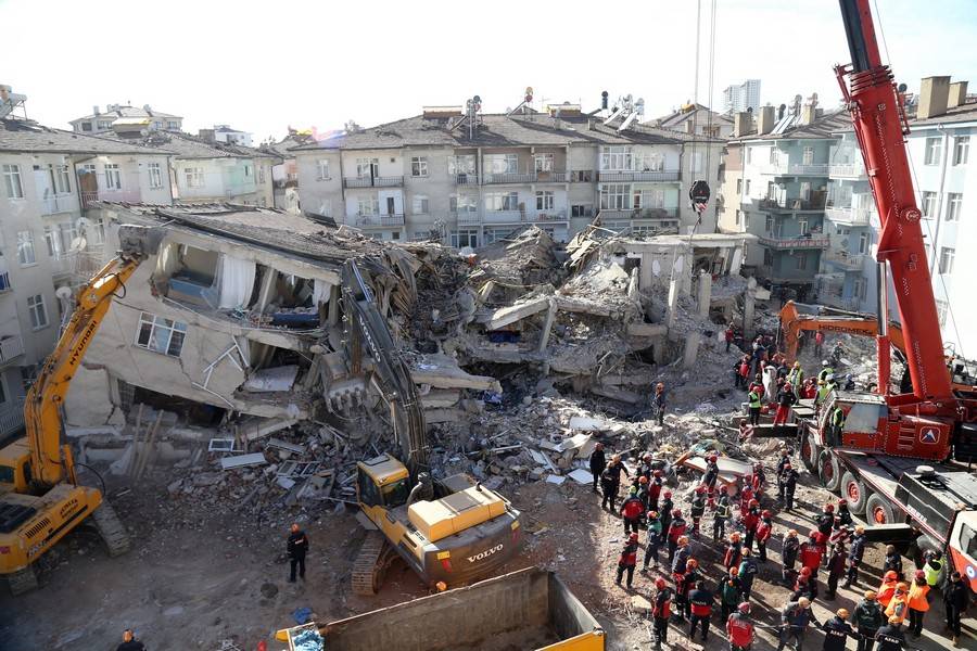 Τουρκία: Εξανεμίζονται οι ελπίδες για επιζώντες- 35 νεκροί από τον σεισμό
