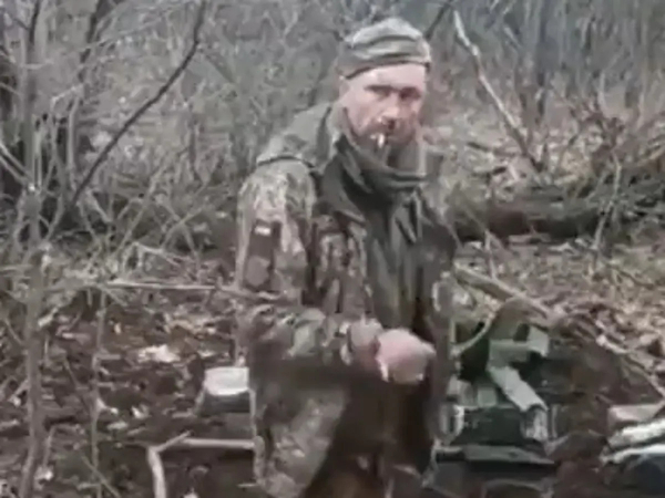 Ρώσοι εκτέλεσαν εν ψυχρώ άοπλο Ουκρανό στρατιώτη - Είπε «Δόξα στην Ουκρανία» (σκληρό βίντεο)