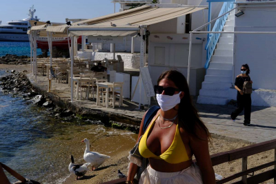 «Φορέστε μάσκες στην παραλία» - Η υποπαραλλαγή Όμικρον ΒΑ.5 «4 φορές πιο ισχυρή» από γρίπη