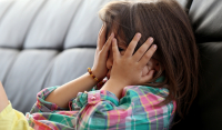 Πέραμα: «Είδα την κόρη μου ξαπλωμένη και τον 43χρονο να τη χαϊδεύει» - Συγκλονίζει η μητέρα της 6χρονης