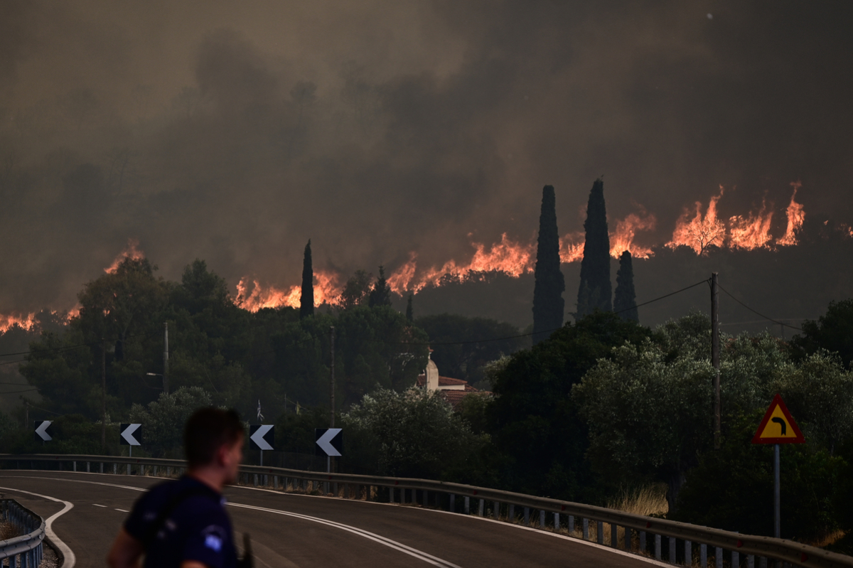 Φωτιά: Μεγάλη αναζωπύρωση στη Μάνδρα – Ήχησε το 112 για νέα εκκένωση οικισμών