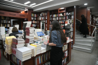 Οι επιταγές του ΟΑΕΔ κρατούν ακριβά τα… ξενόγλωσσα σχολικά βιβλία