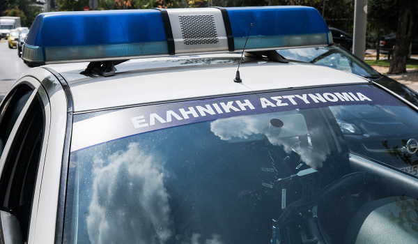 Θεσσαλονίκη: Έσπασε το πλεξιγκλάς και χαράκωσε στον λαιμό δύο αστυνομικούς μέσα στο περιπολικό