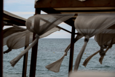 Ξαφνικό μπουρίνι αναστάτωσε τους θαμώνες beach bar στη Χαλκιδική (video)