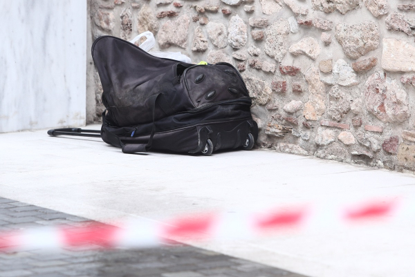 Λήξη συναγερμού στη Μητροπόλεως - Η ύποπτη βαλίτσα είχε μέσα ρούχα (φωτογραφίες)
