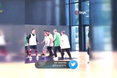 Ο Ερντογάν έπαιξε μπάσκετ με συνεργάτες του και παραπονέθηκε για τα φάουλ (Βίντεο)