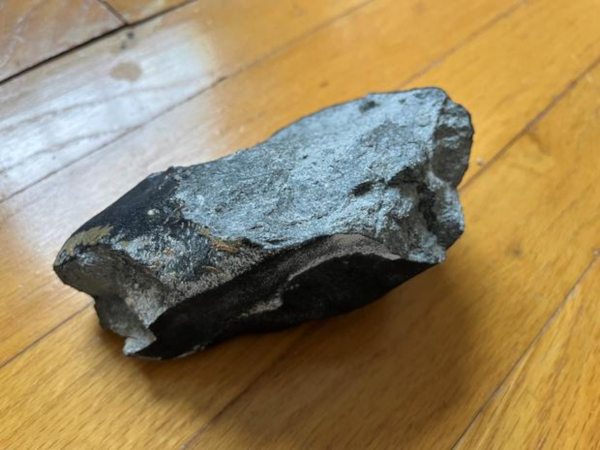 ΗΠΑ: Πέτρωμα που μοιάζει με μετεωρίτη έπεσε σε σπίτι στο Νιου Τζέρσεϊ (Εικόνες)