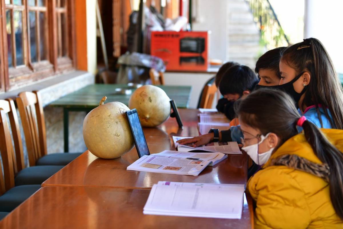 Οι εξελίξεις και οι κόντρες για τα παιδιά που κάνουν μάθημα με κινητό στο καφενείο