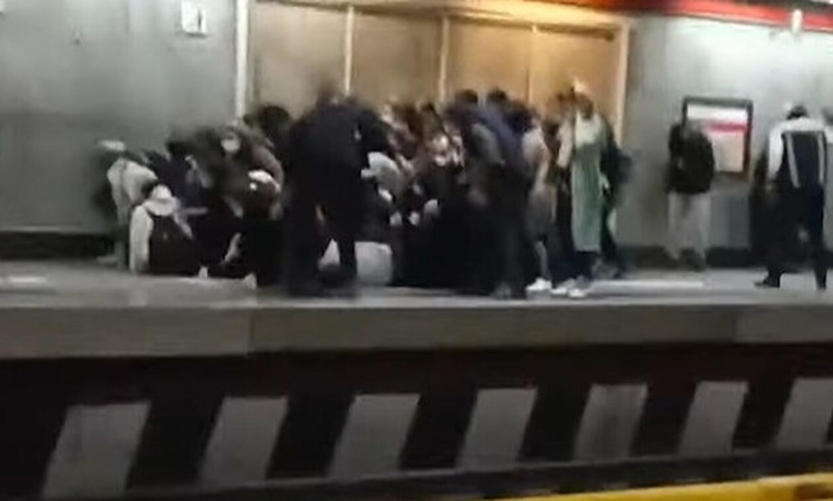 Πανικός στο Ιράν: Αστυνομικοί άνοιξαν πυρ κατά γυναικών στο μετρό της Τεχεράνης