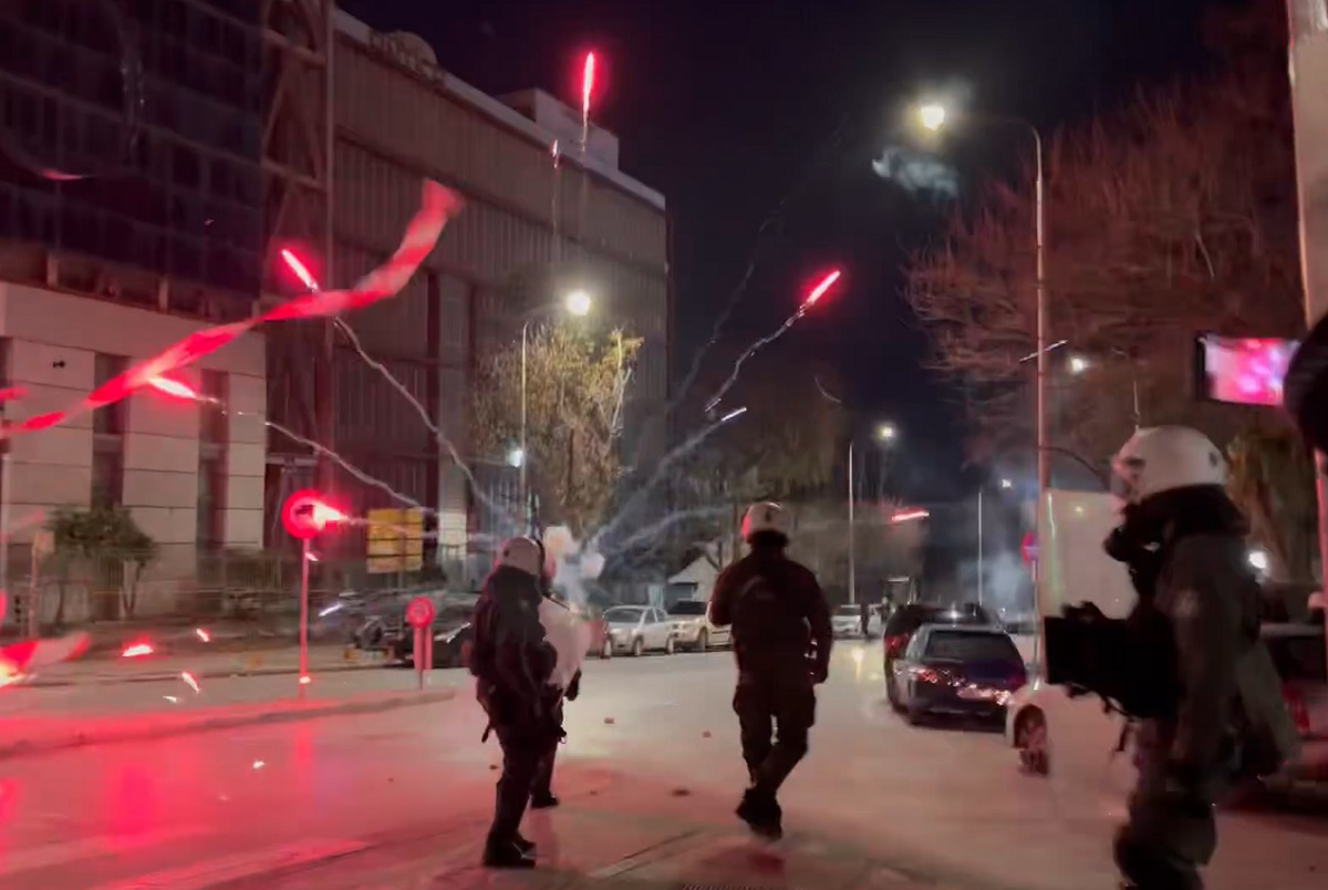 Θεσσαλονίκη: Επεισόδια έξω από το ΑΠΘ - Πετροπόλεμος και φωτοβολίδες κατά ΜΑΤ (βίντεο)