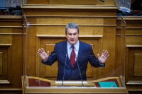 Η «χωρίς να με δεσμεύει τίποτα» εμφάνιση Λοβέρδου στη Βουλή - Υπερψηφίζει τον νέο Ποινικό Κώδικα