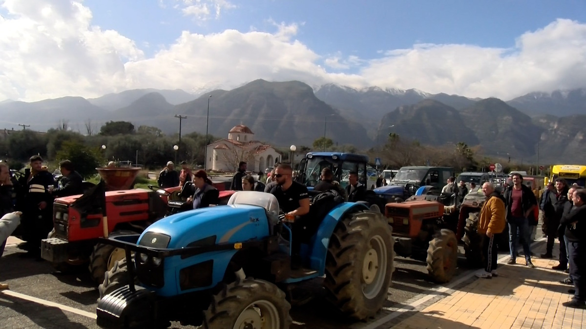 Σπάρτη: Μπήκαν στην πόλη οι αγρότες με τα τρακτέρ τους (εικόνες, βίντεο)