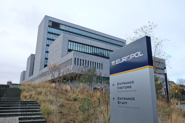 Οι... φύλακες της Europol έχασαν τους φακέλους που «φύλαγαν» προσωπικά στοιχεία τους