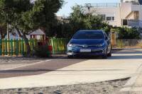 Χανιά: Πάρκαρε μέσα σε παιδική χαρά, επειδή είχε σκιά