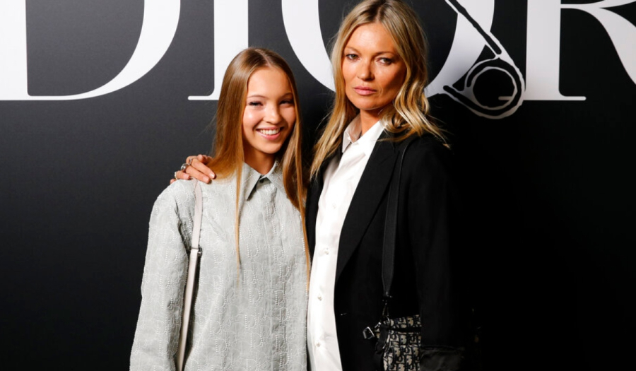 Κέιτ Μος: Το εντυπωσιακό ολόλευκο look με την κόρη της για το εξώφυλλο της Vogue