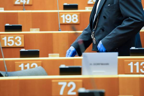 Έκτακτη Ολομέλεια του ΕΚ: Η «αλληλεγγύη» και οι «κίνδυνοι» του φιλόδοξου προγράμματος των 750 δισ.