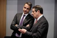 Κρίσιμες οι επόμενες ώρες στο Αιγαίο - Στη Λευκωσία για την τριμερή με Κύπρο και Αίγυπτο ο πρωθυπουργός