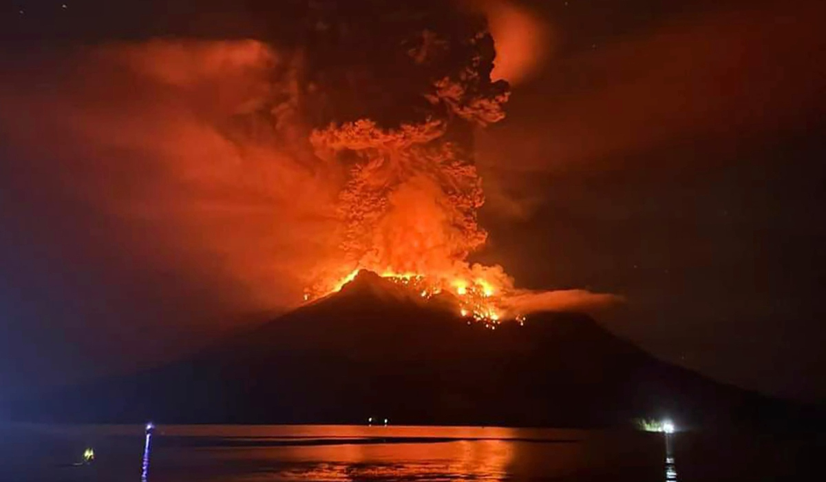 Έκρηξη ηφαιστείου στην Ινδονησία: Κόκκινη στήλη λάβας σε ύψος 3 χλμ - Εντυπωσιακά βίντεο