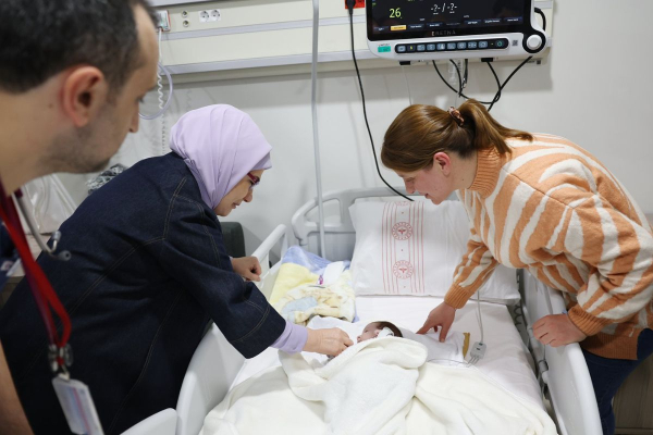 «Η Εμινέ δάκρυσε»: Το σόου Ερντογάν με τη σύζυγό του και τα βρέφη που σώθηκαν από τον σεισμό