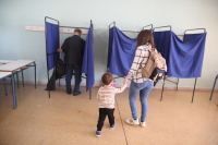 Θα σηκωθούν οι ψηφοφόροι του ΣΥΡΙΖΑ από τον καναπέ; Σε τρεις Κυριακές η εκλογή αρχηγού