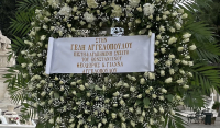 Ένα στεφάνι με πολλαπλά νοήματα στην κηδεία της Γέλης Αγγελοπούλου
