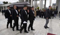 Κηδεία Ρένας Κουμιώτη: Συγκίνηση στο τελευταίο «αντίο» στην τραγουδίστρια