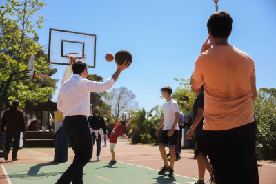 Ο Αλέξης Τσίπρας παίζει μπάσκετ με τα παιδιά από το Παιδικό Χωριό SOS